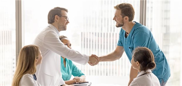 Wenn Mitarbeiter gehen: Praxisteams sollten diese acht Punkte beachten Praxischef verabschiedet per Handschlag gehenden Mitarbeiter.