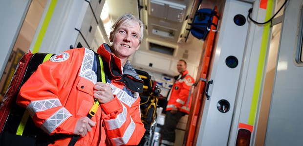 Sehbehinderte Frau im Sanitätseinsatz Ehrenamtlich im Einsatz: Die blinde Rettungssanitäterin Bettina Wirth aus Würzburg.
