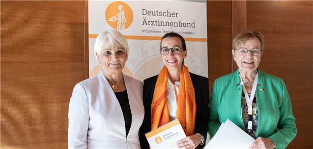 Neurologin Marianne Hahn mit Wissenschaftspreis des Ärztinnenbundes geehrt Ehrung (v.l.n.r.): DÄB-Präsidentin Dr. Christiane Groß, Preisträgerin Dr. Marianne Hahn, Laudatorin Professor Gabriele Kaczmarczyk, frühere langjährige Juryvorsitzende des DÄB-Wissenschaftspreises.