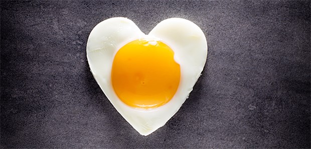 Vom guten Ei und dem schlechten Cholesterin Ei in Herzform. Je mehr Eier verzehrt wurden, desto höher war das Risiko für kardiovaskulär bedingte Todesfälle in einer Metaanalyse.