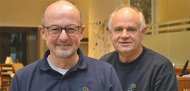 Lieber Landarzt als Forscher Eigenständiges Arbeiten als Ziel: Dr. Andreas Russ (links) übernimmt die Hausarztpraxis von Jan Burhenne.