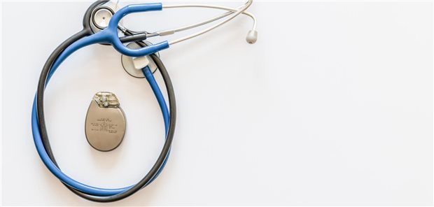 Eigentlich, argumentierte die Krankenkasse in dem Streitfall, müsse der Wechsel des Herzschrittmacher-Aggregats ambulant erfolgen. Die Richter akzeptierten jedoch die nachträglich vorgebrachten Gründe der Klinik. 