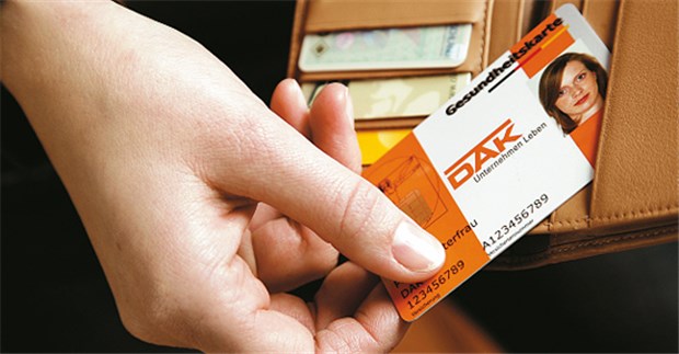 Eigentlich sollten die Patienten schon seit 2006 bundesweit die E-Card in den Praxen zücken - so steht es im Gesetz.