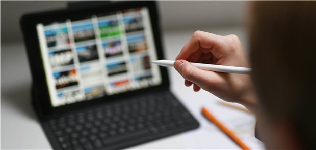 Fernunterricht bedeutet Stress und Chance Ein 13 Jahre alter Schüler aus Baden-Württemberg arbeitet an einem iPad mit der Lernplattform Moodle.