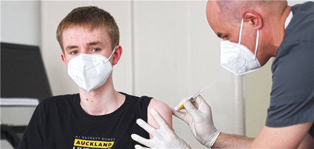 Spahns Ministerium will mehr Impfangebote für Jugendliche Ein 15-Jähriger erhält beim Hausarzt seine erste Corona-Impfung. Derzeit empfiehlt die STIKO die Impfung nur für Jugendliche mit bestimmten Vorerkrankungen. (Archivbild)