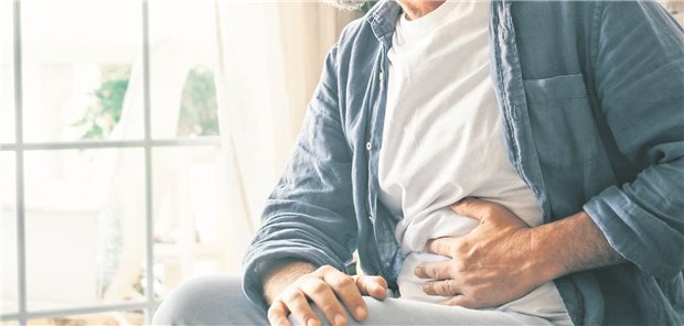 Man hält sich Bauch