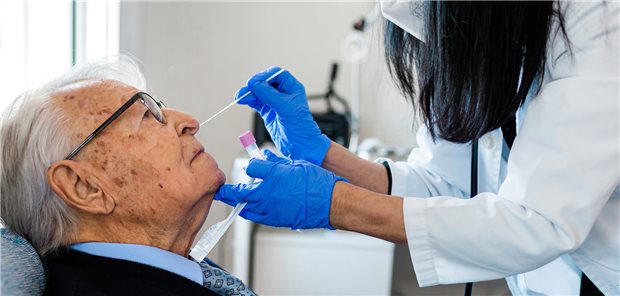 Ältere COVID-Patienten müssen mit Paxlovid seltener in die Klinik Ein Abstrich für einen Corona-Test wird genommen: Fällt das Ergebnis positiv aus, sollte bei Risikopersonen die Indikation für eine antivirale Therapie abgeklärt werden.