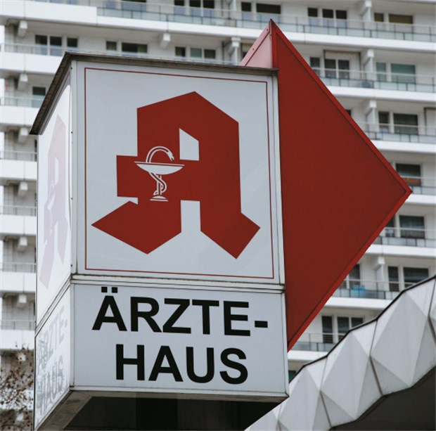 Apotheker besticht Arzt? Mietkosten im Visier Ein Ärztehaus in der Nähe oder sogar im Haus ist für Apotheker meistens eine gute Grundlage für die wirtschaftliche Existenz. © Reiner Zensen / imago