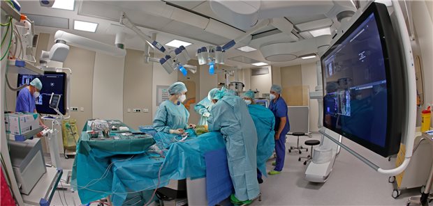DKG-Präsident warnt vor zu starrer Einteilung der Klinik-Level Ein Ärzteteam operiert im neuen Operationssaal des Harzklinikum Dorothea Christiane Erxleben in Wernigerode. Die Krankenhauslandschaft soll neu strukturiert werden.
