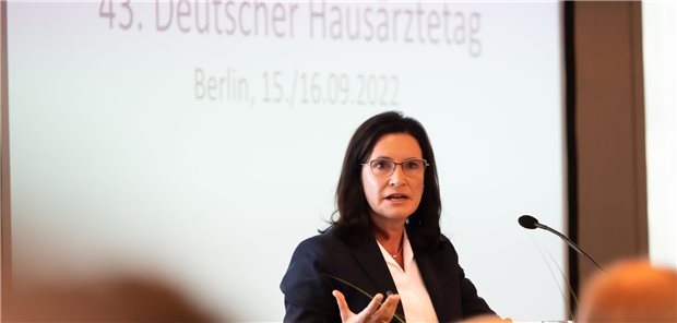 Ein Antrag von Professorin Nicola Buhlinger-Göpfarth und anderen brachte beim Hausärztetag die Forderung zu einer Namensänderung des Hausärzteverbands und gendergerechter Sprache ein.