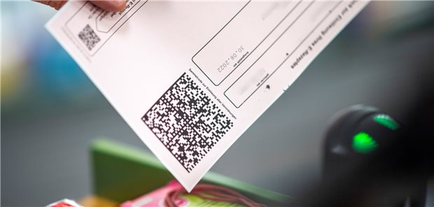 Ein Apotheker scannt in seiner Apotheke den QR-Code eines E-Rezepts ein. Die KV-Westfalen-Lippe will den Rollout des E-Rezepts nun doch fortsetzen.