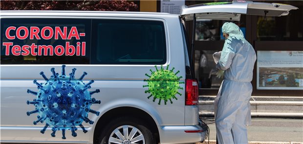 Ein halbes Jahr im Krisenmodus Ein Arzt am Testmobil im bayerischen Rehau. Testen gehört zur Strategie der Regierung.