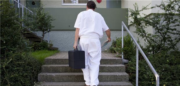 Ein Arzt auf Heimbesuch: Wegen großer Unterschiede bei der Abrechnung sind KVen brennend daran interessiert, ob ein Besuch dringend oder im Rahmen einer Routine-Untersuchung erfolgt. (Symbolbild) 