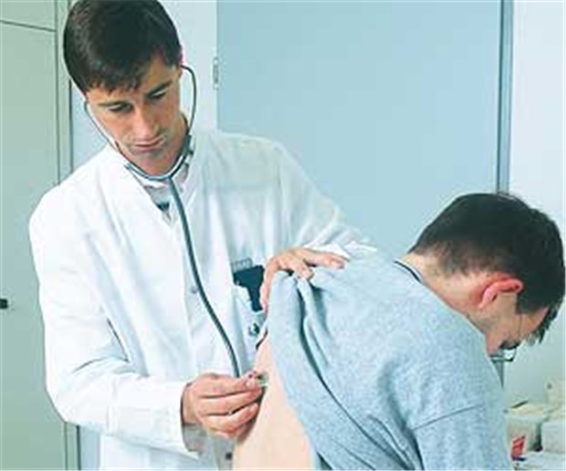 Angst vor Arztbewertung im Internet? Ein Arzt behandelt einen Patienten. Viele Patienten informieren sich über den Arzt im Internet, bevor sie zu ihm in die Praxis gehen.