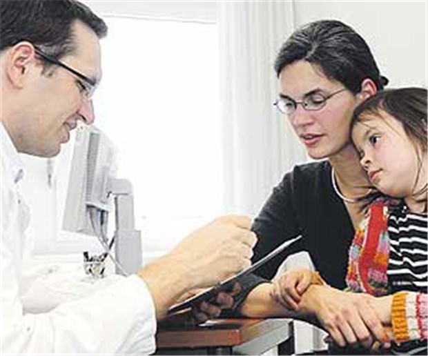 Das Problem Bettnässen löst sich nur selten von selbst Ein Arzt berät Mutter und Kind. Bei Bettnässen sollten alle Therapie-Optionen ausführlich besprochen werden.