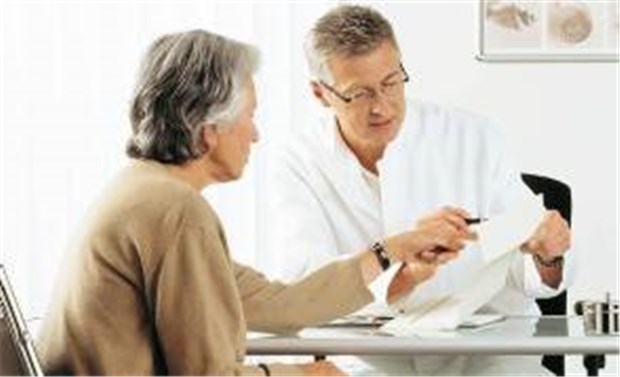Herzinfarkt und Schlaganfall vermeiden! Ein Arzt berät einen älteren Risikopatienten zur medikamentösen Therapie .