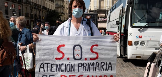 Madrids Corona-Chaos trifft vor allem Ärmere Ein Arzt demonstriert in Madrid am Montag mit einem Schild mit der Aufschrift „SOS –Die Grundversorgung blutet aus“.