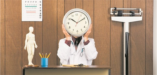 Ein Arzt, der an mehr als drei Tagen im Quartal mehr als 12 Stunden arbeitet, kann Ärger bekommen.