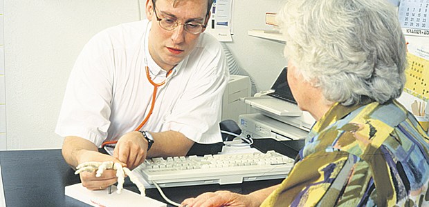 Kortison nur mit Osteoporoseschutz Ein Arzt erklärt einer Patientin das Therapieziel bei rheumatoider Arthritis.