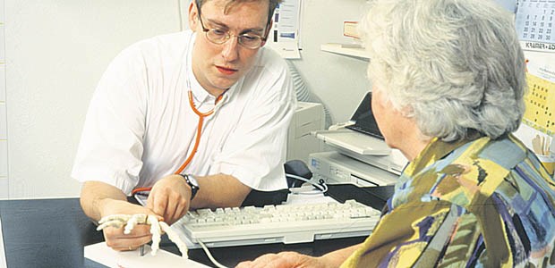 Orthopädie-Vertrag mit mehr Zeit für Ärzte Ein Arzt erklärt einer Patientin die Folgen einer Arthritis. Auch dieser Patientengruppe soll der neue Facharztvertrag Vorteile bringen.