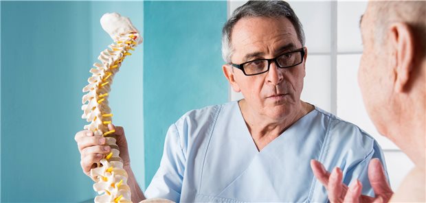 Ein Arzt erklärt seinemPatienten, wie die Knochen langfristig stabil bleiben und sich dasRisiko für Frakturenverringern lässt.