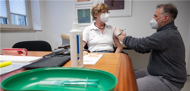 Corona-Vakzine: Länder haben die Wahl – Praxen gucken in die Röhre Ein Arzt impft eine Frau in einer Hausarztpraxis mit dem Impfstoff von BioNTech/Pfizer. Ab kommender Woche dürfte sich das Blatt wenden, denn dann sollen gerade die Praxen verstärkt die AstraZeneca-Vakzine verimpfen.