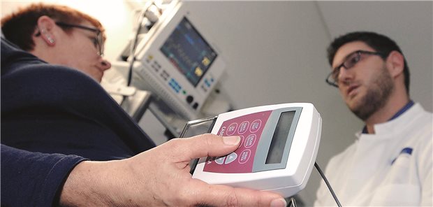Arzt lässt sich von Patientinnen blasen Arzt lässt sich von Patientinnen blasen