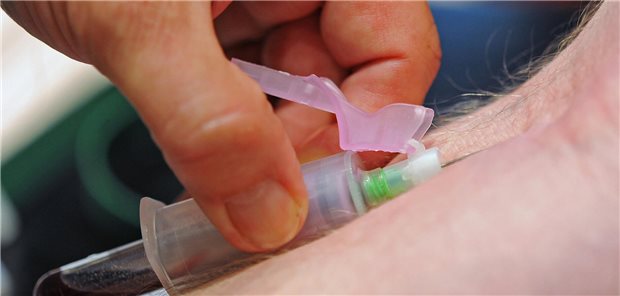 Eigenbluttherapie durch Heilpraktiker allenfalls mit offenem Visier Ein Arzt nimmt bei einem Mann Blut ab.