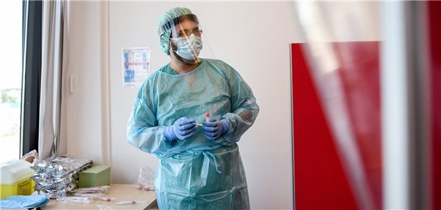 Mehr SARS-CoV-2-Tests in Brandenburg – aber keine höheren Honorare Ein Arzt nimmt in der Corona-Teststelle am Berlin-Brandenburger Flughafen Schönefeld einen Abstrich für einen Coronavirus-Test.