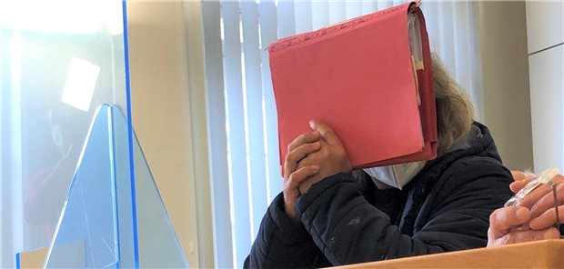 Prozess um falschen Corona-Impfausweis: Arzt weist Vorwürfe zurück Ein Arzt sitzt im Amtsgericht Bayreuth auf der Anklagebank. Er soll einer Person Corona-Impfungen bescheinigt haben, die es gar nicht gab.