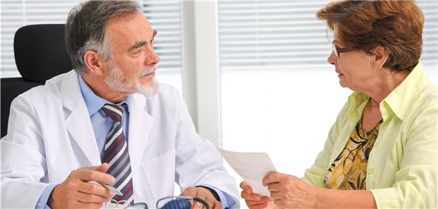 Ein Arzt spricht mit seiner Patientin über die Verträglichkeit einer Statin-Therapie. Es sollte erklärt werden, wie unwahrscheinlich es ist, dass es unter einer solchen Behandlung zu unerwünschten Wirkungen kommt, empfiehlt ein Experte.