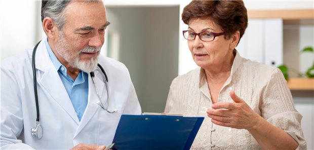 Ein Arzt und eine Patientin sind im Gespräch.