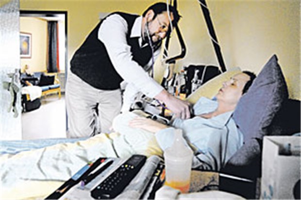 "Gute Medizin misst sich am Umgang mit Schwerstkranken" Ein Arzt versorgt eine Schwerstkranke im Hospiz. Eine neue Stiftung will diese Arbeit verstärkt fördern.