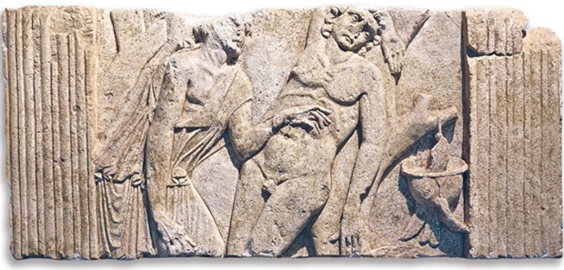 Einblick in 16 Arztgräber aus römischer Zeit Ein Arzt versorgt einen verwundeten Krieger, Relief eines Grabmals, gefunden im Bereich der Philharmonie Köln.