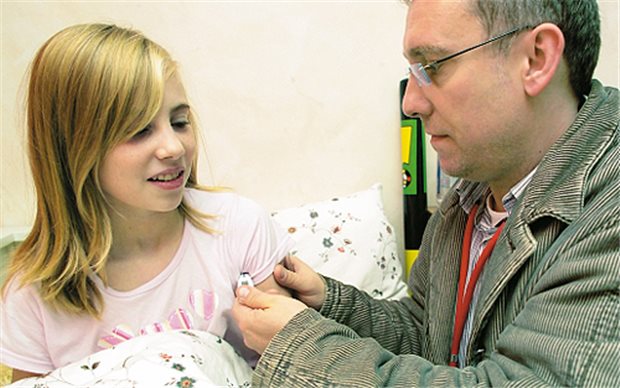 Ein Arzt während des Bereitschaftsdienstes im Einsatz. In Niedersachsen kommt das offenbar nicht mehr so häufig vor.