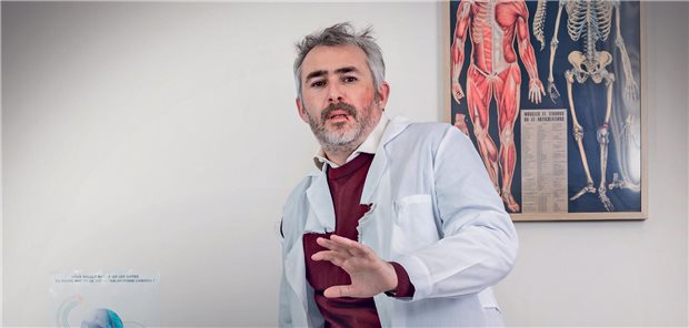 Ein Arzt weicht erschrocken vor einem Angriff zurück: Auch
dieses Motiv gehört zur Plakatkampagne der Behörden.