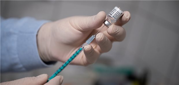 Anwälte: Mehr als 180 Klagen wegen Impfschäden nach Corona-Impfungen Ein Arzt zieht in einer Hausarztpraxis eine Spritze mit dem Corona-Impfstoff auf. Erste Zivilklagen wegen Impfschäden werden demnächst vor Gerichten entschieden. (Archivbild)