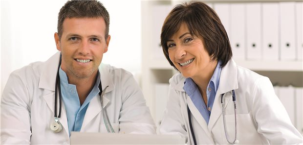 Foto zweier Ärzte in der Praxis. 