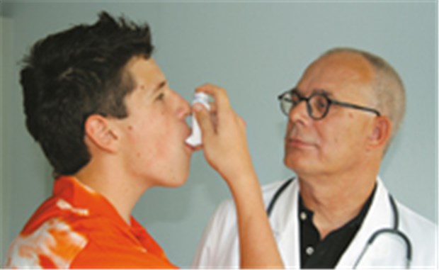 40 Prozent der Asthmatiker sind ohne Medikation Ein Asthma-Patient bei der Inhalation seiner Dauermedikation. © ill