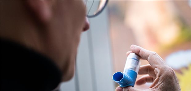 Kasse und Ärzte werben für Asthma-DMP Ein Asthmatiker hält ein Asthmaspray in der Hand.
