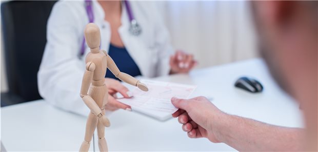 Ein Attest verpflichtet Arbeitgeber zu einem ermessensgerechten Gesundheitsschutz der Mitarbeiter, urteilt das Arbeitsgericht Augsburg.