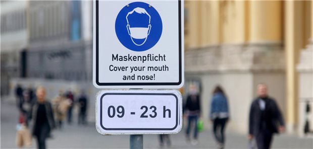 Ein Attest zur Befreiung der Maskenpflicht, dass von einer Arzt-Homepage heruntergeladen und selbst ausgefüllt wurde, ist ein „unrichtiges Gesundheitszeugnis“. Für ein solches Attest ist eine persönliche ärztliche Untersuchung notwendig.
