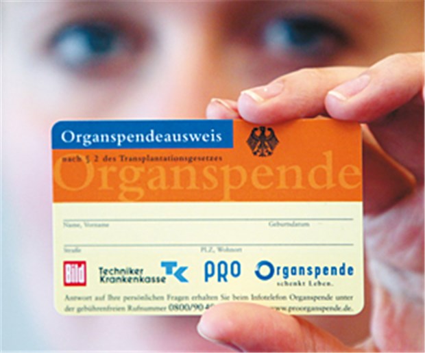 Gibt es bald mehr Organspender? Ein Ausweis für Organe: Künftig sollen ihn mehr Bundesbürger tragen.