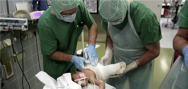 DGOU fordert bessere Finanzierung der Kinderorthopädie Ein Baby mit Hüftfehlstellung wird eingegipst.