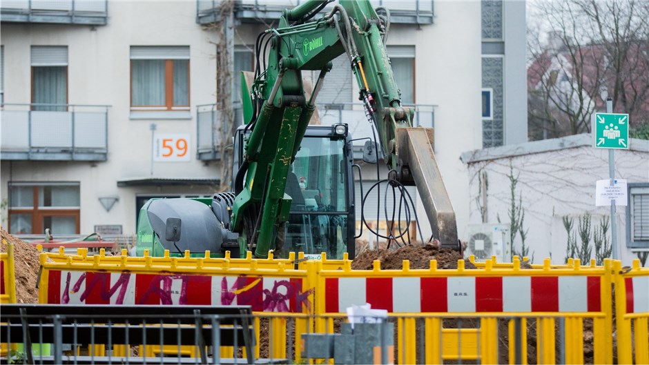 Ein Bagger steht an der Fundstelle der Fliegerbombe auf dem Gelände der Kölner U...