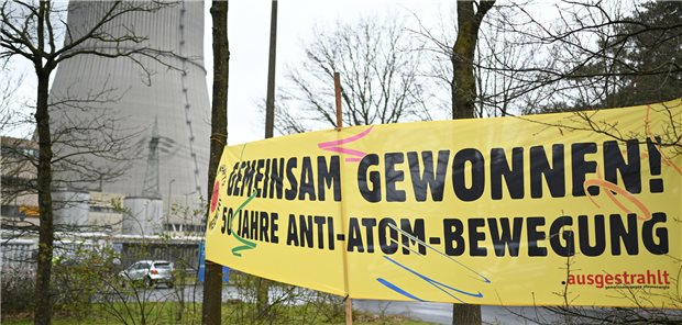 Der Atomausstieg ist geschafft – das Thema Atom bleibt aber Ein Banner mit der Aufschrift „Gemeinsam Gewonnen“ hängt vorm AKW-Emsland in Niedersachsen. Mit der offiziellen Trennung der Kernkraftwerke Isar 2, Neckarwestheim und Emsland vom Stromnetz geht die Ära der kommerziellen Stromerzeugung mit Atomkraftwerken in Deutschland nun zu Ende.