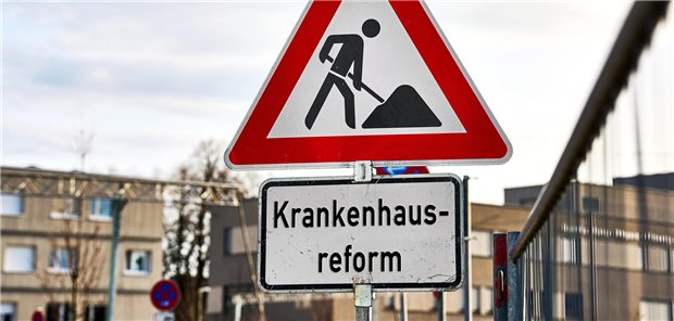 Krankenhausreform: Das Ziel ist klar – aber wer treibt den Wandel? Ein Baustellen-Warnschild mit dem Zusatzschild Krankenhausreform