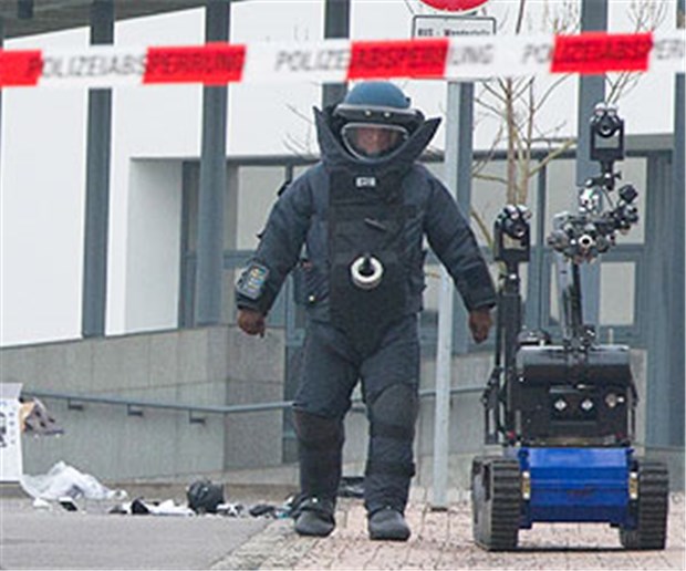 Ehemaliger KV-Mitarbeiter gesteht die Tat Ein Beamter des Komandos für Unkonventionelle Spreng- und Brandvorrichtungen hatte mithilfe eines Roboters die vermeintliche Bombe gesprengt.