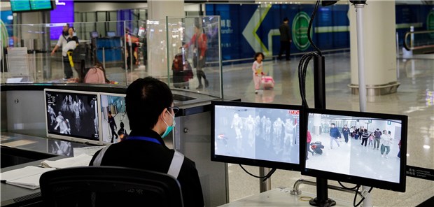 Weitere Infektionsquelle von nCoV befürchtet Ein Beamter überwacht am Flughafen Hongkong die Temperatur von Personen, die aus Wuhan einreisen. Eine Ausbreitung des neuen Coronavirus soll so verhindert werden.