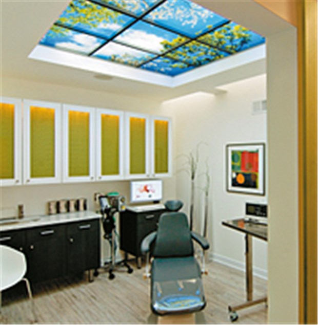 Natur und Sonnenschein - das ist auch in fensterlosen Räumen möglich Ein Behandlungsraum mit virtuellem Deckenfenster.
© Sky Factory Deutschland OHG